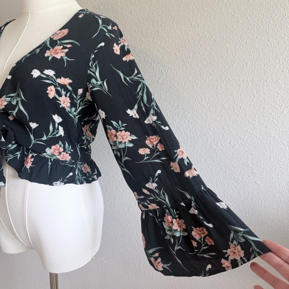 American Eagle Floral Cropped Wrap‎ Tie V-Neck Blouse Black Pink Boho Summer M - Picture 3 of 7